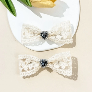 Barrettes en dentelle avec strass en forme de cœur dans un style doux et minimaliste