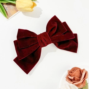 Elegante fermaglio per capelli in velluto rosso vino con fiocco a tre strati su fondo bianco