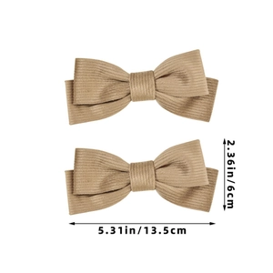 Detailansicht der khakifarbenen Cord-Haarschleifen mit Maßen von 13,5 cm x 6 cm