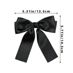 Vue détaillée du nœud en satin noir avec dimensions de 13,5 cm de large et 14,5 cm de haut