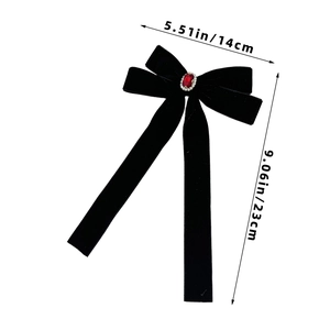 Détail de la barrette à nœud en velours avec rubis et dimensions précises 14x23cm