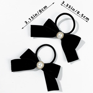 Détail de chouchous nœud en velours noir avec perle montrant les dimensions 8 cm x 8,5 cm