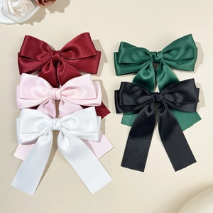 Lot de barrettes à cheveux en satin élégant en cinq couleurs sur fond minimaliste