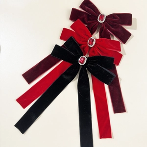 Lot de trois pinces à cheveux en velours avec rubis, strass et rubans élégants
