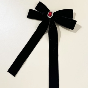 Barrette élégante en velours noir avec un centre en rubis et des cristaux étincelants