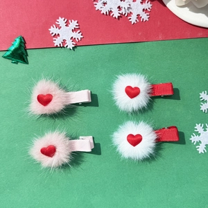 Zoete hart pompon haarclips set in roze en rood met een feestelijk kerstthema