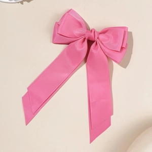 Detail von rosa Haarklammer mit Schleife aus Rippband und eleganten langen Bändern