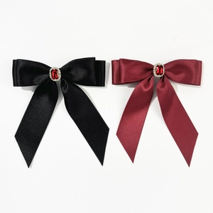 Détails des barrettes à nœud en satin avec cristal rouge en noir et rouge bordeaux