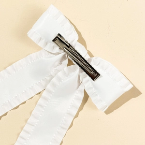 Barrette à cheveux blanche avec nœud à volants, longs rubans et pince crocodile