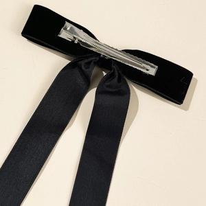 Barrette élégante en velours noir avec de longs rubans et une pince croco en métal
