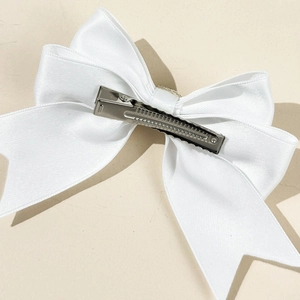 Eleganter weißer Satin-Doppelschleife-Haarclip mit silbernem Metall-Krokodilclip