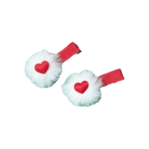 Schattige hart haarspeldjes met rode stoffen harten en witte bontballen op lintclips