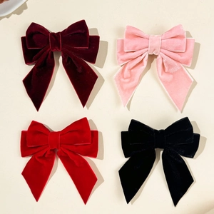 Détail du lot de barrettes à nœuds en velours couleurs bordeaux rose rouge et noir