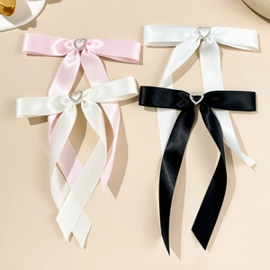 Fiocchi per capelli in raso con strass a cuore nei colori rosa, nero e bianco