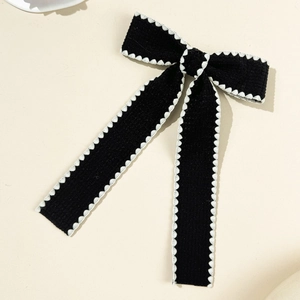 Détail d'un grand nœud papillon noir avec des bords en dentelle festonnée blanche élégante