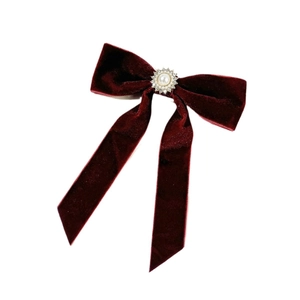 Elegante fermaglio per capelli in velluto rosso scuro con perla e motivo a fiore di strass