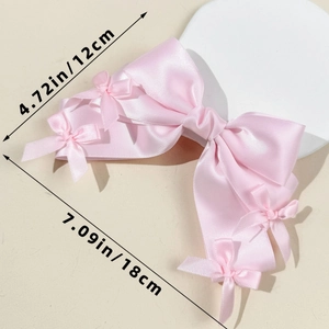 Dimensions détaillées du grand nœud papillon en satin rose avec petits nœuds
