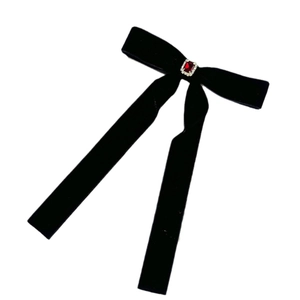 Eleganter schwarzer Samt-Haarclip mit rotem rechteckigem Edelstein und Kristallakzenten