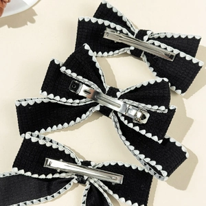 Lot de trois nœuds pour cheveux noirs avec dentelle blanche et pinces en métal argenté