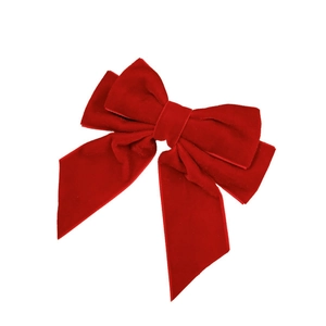 Barrette élégante avec nœud en velours rouge et longs rubans sur fond blanc