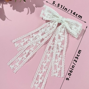 Dettaglio del fiocco in pizzo bianco con misure e nastri lunghi 23cm eleganti