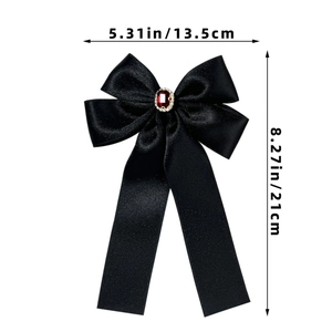 Détail du nœud à cheveux rubis rouge avec dimensions 13,5 cm x 21 cm sur fond blanc