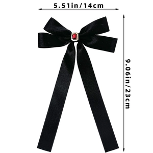 Détail du nœud à cheveux en satin noir avec rubis rouge et dimensions de l'article