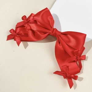 Barrette à cheveux élégante en satin rouge à plusieurs couches avec finition brillante