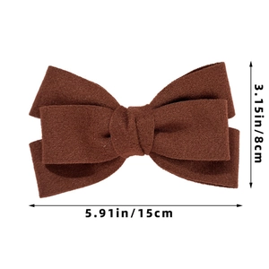 Gros plan d'un nœud papillon en velours marron foncé de 15 cm avec étiquettes de dimensions