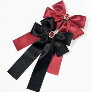 Détails des barrettes nœuds en satin de soie avec pierres précieuses rouges et strass