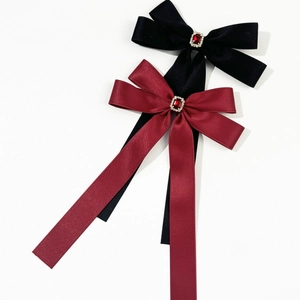 Barrettes à nœuds élégantes avec cristaux rouges en satin noir et bordeaux