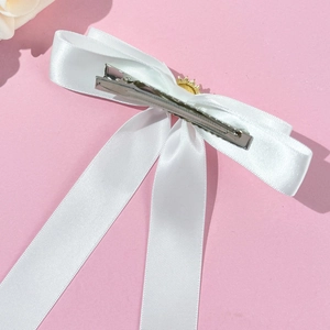 Eleganter weißer Satin-Haarclip mit goldener Krone und silbernem Krokodilclip aus Metall