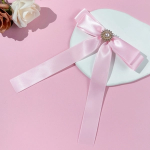 Eleganter rosa Satinband-Haarclip mit zentraler Perle und glitzerndem Strassblumen-Akzent