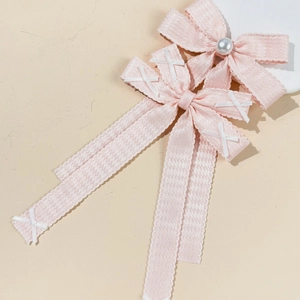 Barrettes à cheveux roses avec motif pied-de-poule et détails de perles élégantes