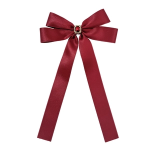 Pince à cheveux élégante en satin bordeaux avec rubis et longs rubans en soie