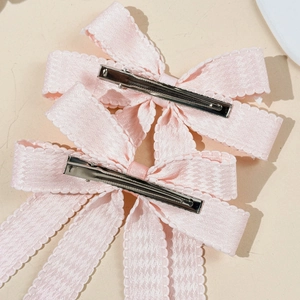 Barrettes à nœuds roses avec texture tissée élégante et pinces en métal argenté