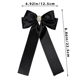 Détails et dimensions du nœud papillon en satin noir avec décoration en perles