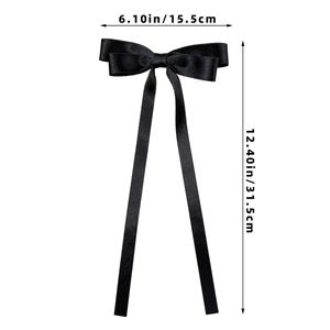 Dettaglio del fiocco in raso nero con nastri e dimensioni di 15,5 cm per 31,5 cm per capelli