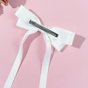 Elegante fermaglio per capelli in raso bianco con nastri lunghi e clip in metallo rosa