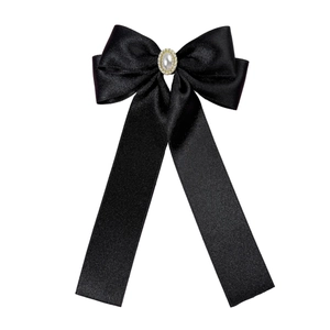Nœud papillon élégant en satin noir avec perle blanche et strass étincelants