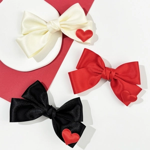 Dreiteiliges Set Satin-Haarspangen mit roten Herzen in Weiß, Rot und Schwarz Farben