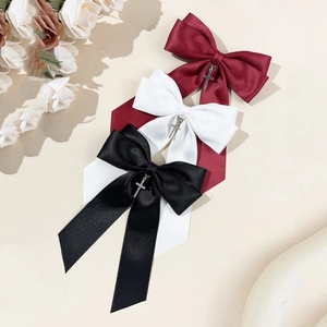 Barrettes à nœuds en satin élégantes avec pendentifs croix en rouge, blanc et noir