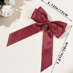 Détail de barrette nœud en satin rouge foncé avec croix argentée et dimensions