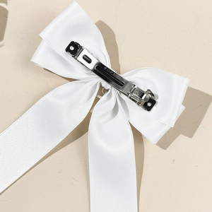 Barrette à cheveux nœud en satin blanc perle avec pince à ressort en métal argenté