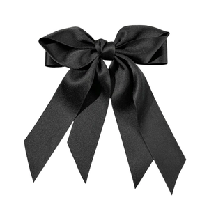 Barrette à cheveux élégante en satin noir avec nœud et longs rubans sur fond blanc