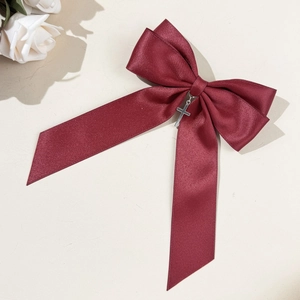 Barrette à cheveux nœud en satin rouge foncé avec pendentif croix argenté gothique