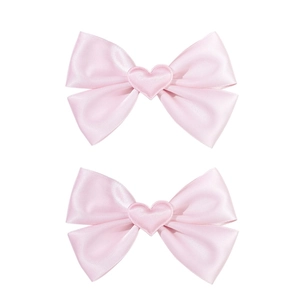 Paire de barrettes noeuds en satin rose avec broderie coeur sur fond blanc pur