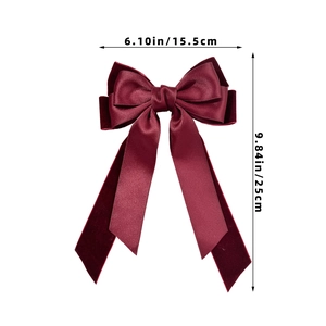 Détail du nœud à cheveux en velours bordeaux avec les dimensions 15,5 cm de large et 25 cm