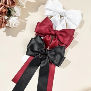 Elegante Haarklammern-Set aus Satin mit Schleifen in Weiß, Burgund und Schwarz und Bändern