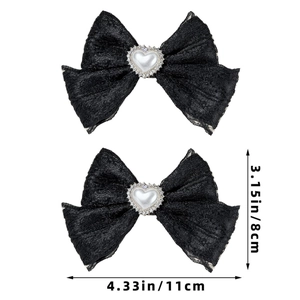 Détail de barrettes noeuds en dentelle noire avec perles coeur et dimensions de 11x8 cm